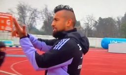 Arturo Vidal provoca a hinchas rivales con gesto polémico en regreso de Colo Colo a San Fernando
