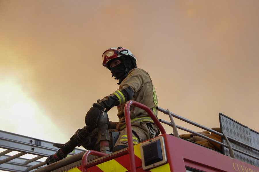 Emergencia en Recoleta: Incendio afecta casa en la ladera del Cerro San Cristóbal