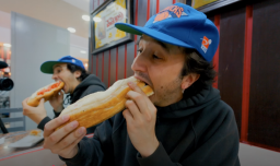 "Son un vicio, son simplemente gigantescos": Youtuber español Pau Clavero visita Chile y queda fascinado con los completos