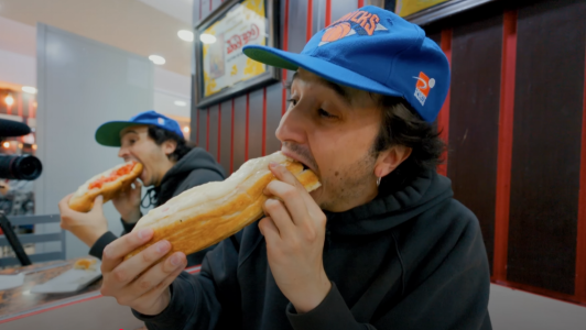 "Son un vicio, son simplemente gigantescos": Youtuber español Pau Clavero visita Chile y queda fascinado con los completos
