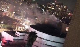 Incendio afecta a Caracol Ñuñoa y suspende el tránsito: 10 compañías de Bomberos combaten el fuego