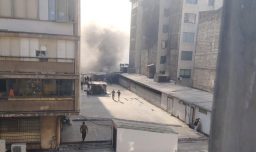 Incendio afecta edificio en el centro de Santiago: Bomberos trabajan para rescatar personas