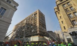Más de 220 personas fueron rescatadas tras incendio en edificio del centro de Santiago: "Era imposible usar las escaleras"