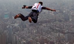 "Mucho viento": Paracaidista Félix Baumgartner muere en un accidente en parapente en Italia