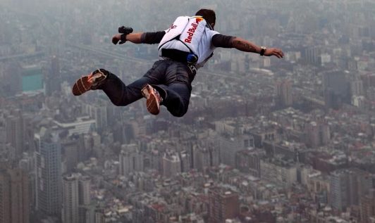 "Mucho viento": Paracaidista Félix Baumgartner muere en un accidente en parapente en Italia