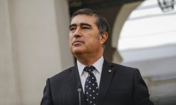 “No estamos solo retirando toldos azules, atacamos la cadena completa”: Alcalde Desbordes tras operativo en Barrio Meiggs