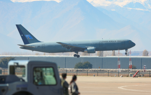 Dos botellas llenas de ketamina: Confirman la evidencia encontrada al interior de vuelo de la FACH antes del arresto de funcionarios