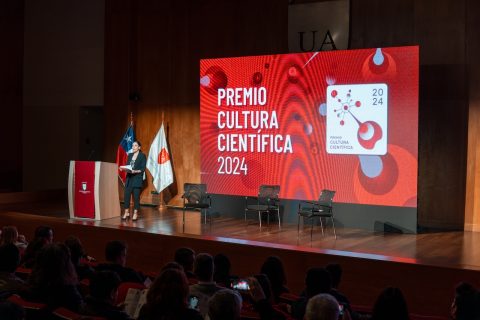 Divulgadores científicos como Gabriel León y Andrés Gomberoff compiten por el Premio Cultura Científica 2025