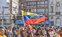 Encuesta Panel Ciudadano: 62% de los venezolanos en Chile votaría por Kast o Matthei