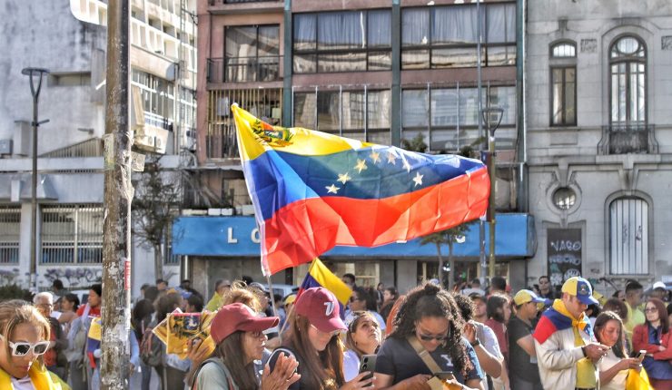Encuesta: 62% de venezolanos en Chile apoyaría a Kast o Matthei