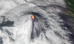 Erupción del volcán Klyuchevskoy coincide con el terremoto en Rusia y mantiene la alerta en Kamchatka