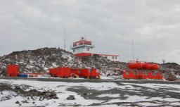 Chile reforzará su acceso a la Antártica y desarrollará obras para mejorar el aeródromo Teniente Marsh