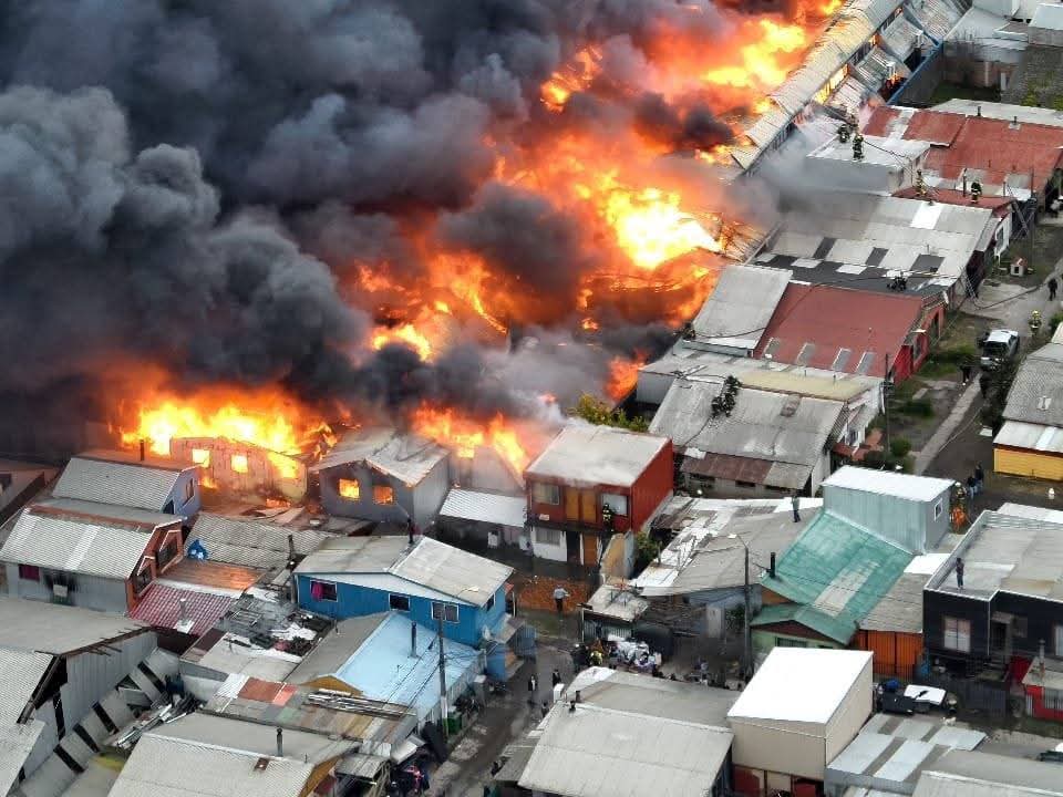 Incendio afectó bodegas de ropa en Concepción/Carabineros