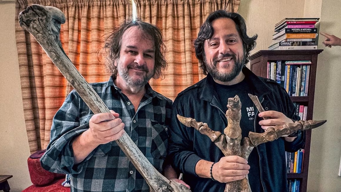 El cineasta Peter Jackson, a la izquierda, y el director ejecutivo de Colossal, Ben Lamm, sostienen huesos de la colección de huesos de moa extintos de Jackson en Wellington, Nueva Zelandia, en 2024. Colossal Biosciences/AP