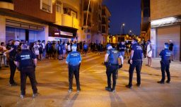 Violentos enfrentamientos entre migrantes y grupos de extrema derecha estallan en un pueblo español
