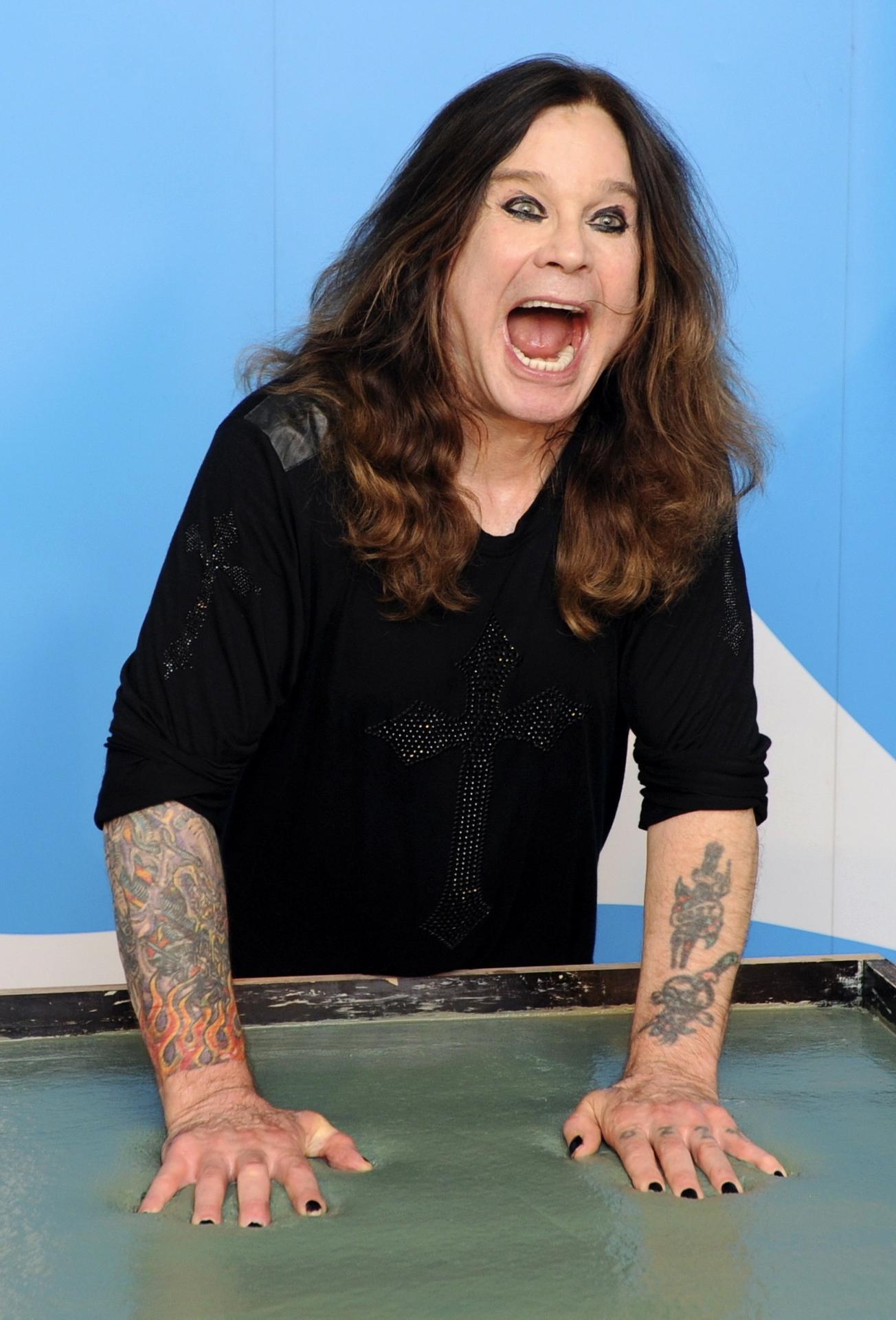 El músico británico Ozzy Osbourne deja la huella de sus manos en cemento húmedo en Múnich, Alemania, el 15 de junio de 2011 (reeditado el 22 de julio de 2025). Osbourne falleció a los 76 años el 22 de julio de 2025, semanas después de su último concierto con Black Sabbath, según anunció su familia. Le habían diagnosticado párkinson en 2019. (Alemania, Reino Unido) EFE/EPA/TOBIAS HASE 
