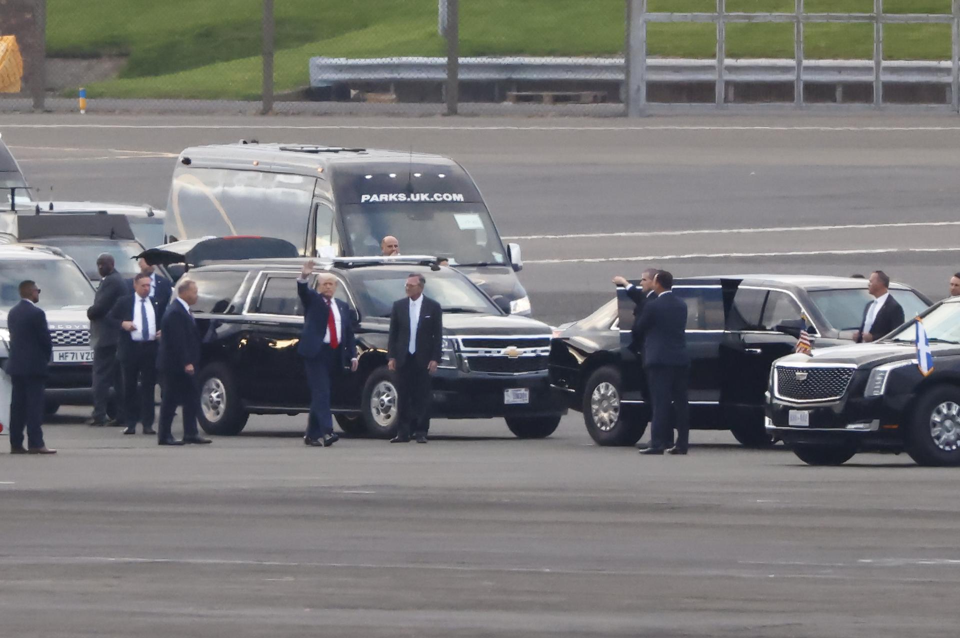 El presidente de Estados Unidos, Donald J. Trump (centro-izquierda), saluda a la multitud al aterrizar en el aeropuerto de Prestwick en Glasgow, Escocia, Gran Bretaña, el 25 de julio de 2025. EFE/EPA/TOLGA AKMEN