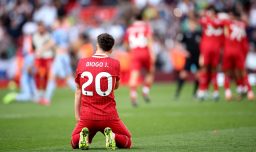 Liverpool retira el número 20 en homenaje a Diogo Jota