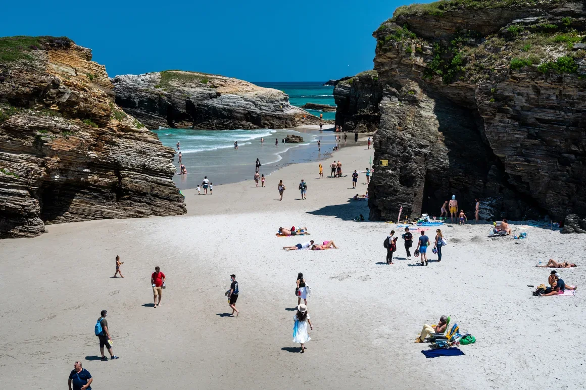 Galicia, en la costa norte de España, alberga hermosas playas como la Playa de las Catedrales. Marcos del Mazo/LightRocket/Getty Images
