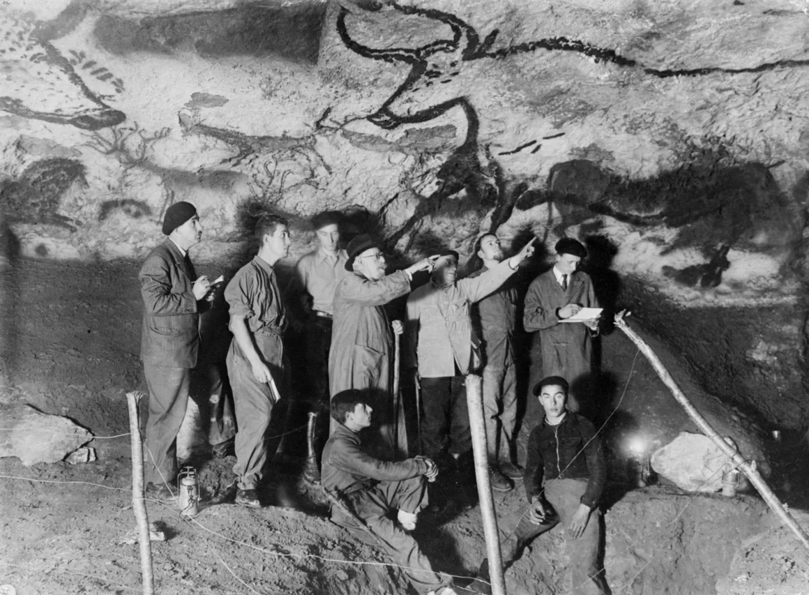 Palentólogos y otros expertos observan una pintura rupestre de un uro en la cueva de Lascaux, en Francia, en 1948. AFP/Getty Images