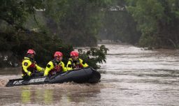 Tragedia por inundaciones en Texas deja 104 muertos: 28 son niños