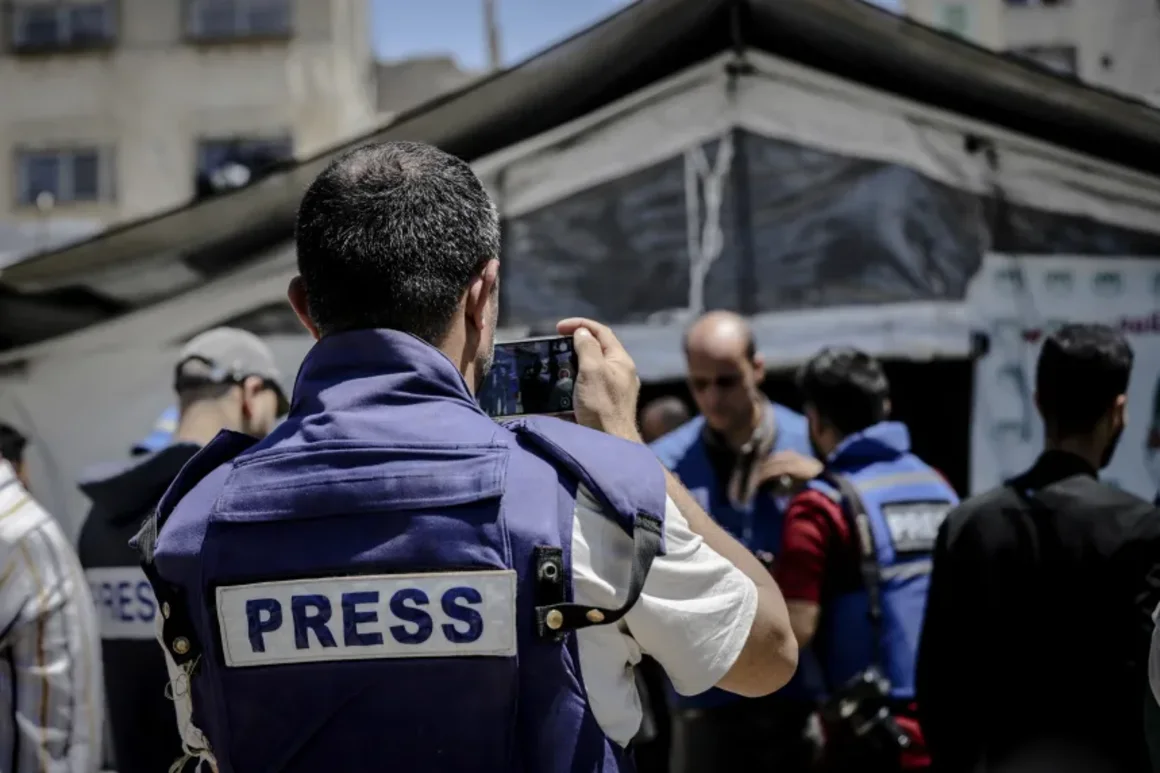 Un hombre vestido con un chaleco de prensa filma la manifestación del Día Mundial de la Libertad de Prensa en la ciudad de Gaza el 4 de mayo de 2025 Saeed Jaras/AFP/Middle East Images/Getty Images
