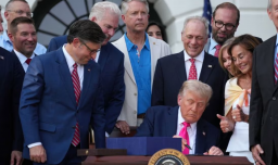 Donald Trump firma su megaproyecto de ley en medio de fuegos artificiales para conmemorar la ocasión