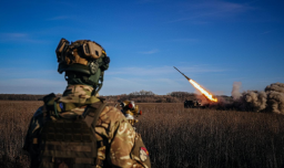 Rusia celebra la decisión de EE.UU. de suspender envíos de armas a Ucrania: Kyiv califica la acción de “inhumano”