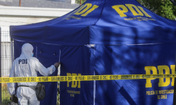 Presunto parricidio en Recoleta: Mujer es detenida tras aparición del cadáver de su madre en una maleta en el patio de su casa