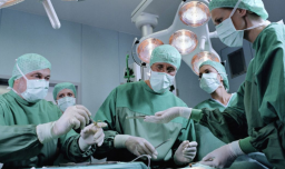 Fue por una cirugía menor y salió con un trasplante y la pierna amputada: El dramático caso médico que sacude a Argentina