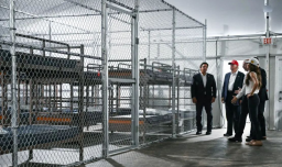 "Pedían ayuda y libertad": Legisladores de EE.UU. acusan que migrantes detenidos en "Alligator Alcatraz" están hacinados en jaulas