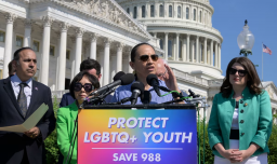 Pese a alto riesgo de suicidio: Gobierno de Donald Trump elimina línea de ayuda especializada para jóvenes LGBTQ+