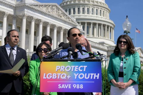 Pese a alto riesgo de suicidio: Gobierno de Donald Trump elimina línea de ayuda especializada para jóvenes LGBTQ+