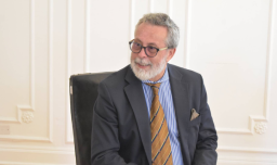 Le dio una dirección falsa a la PDI: Exembajador investigado por contrabando de pieles no es formalizado por ausencia
