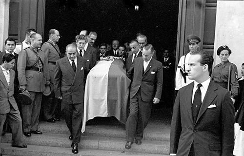 Hogar de Cristo presenta archivo con funerales que marcaron la historia de Chile: El más antiguo es el de Gabriela Mistral