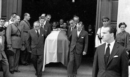 Hogar de Cristo presenta archivo con funerales que marcaron la historia de Chile: El más antiguo es el de Gabriela Mistral