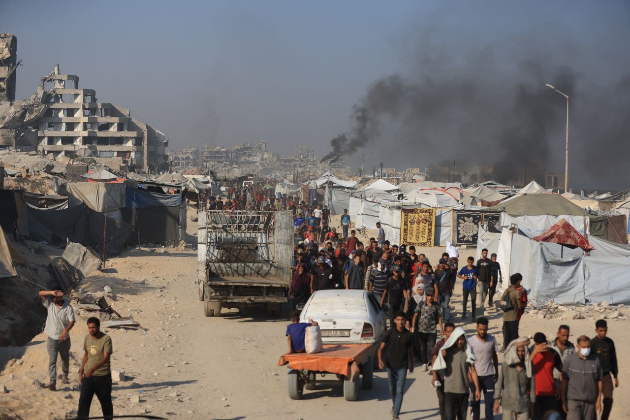Palestinos desplazados que viven en tiendas de campaña en el oeste de Gaza debido al hambre y al desplazamiento forzado marchan por la carretera Al-Rashid hacia el área de Zikim, donde se espera que lleguen los convoyes de ayuda, el domingo. Dawoud Abo Alkas/Anadolu/Getty Images