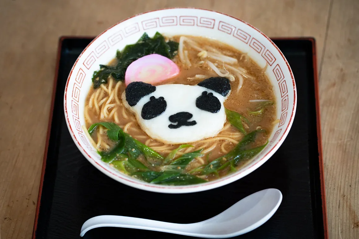 En el menú de Shirahama: ramen con temática de panda. Yumi Asada/CNN
