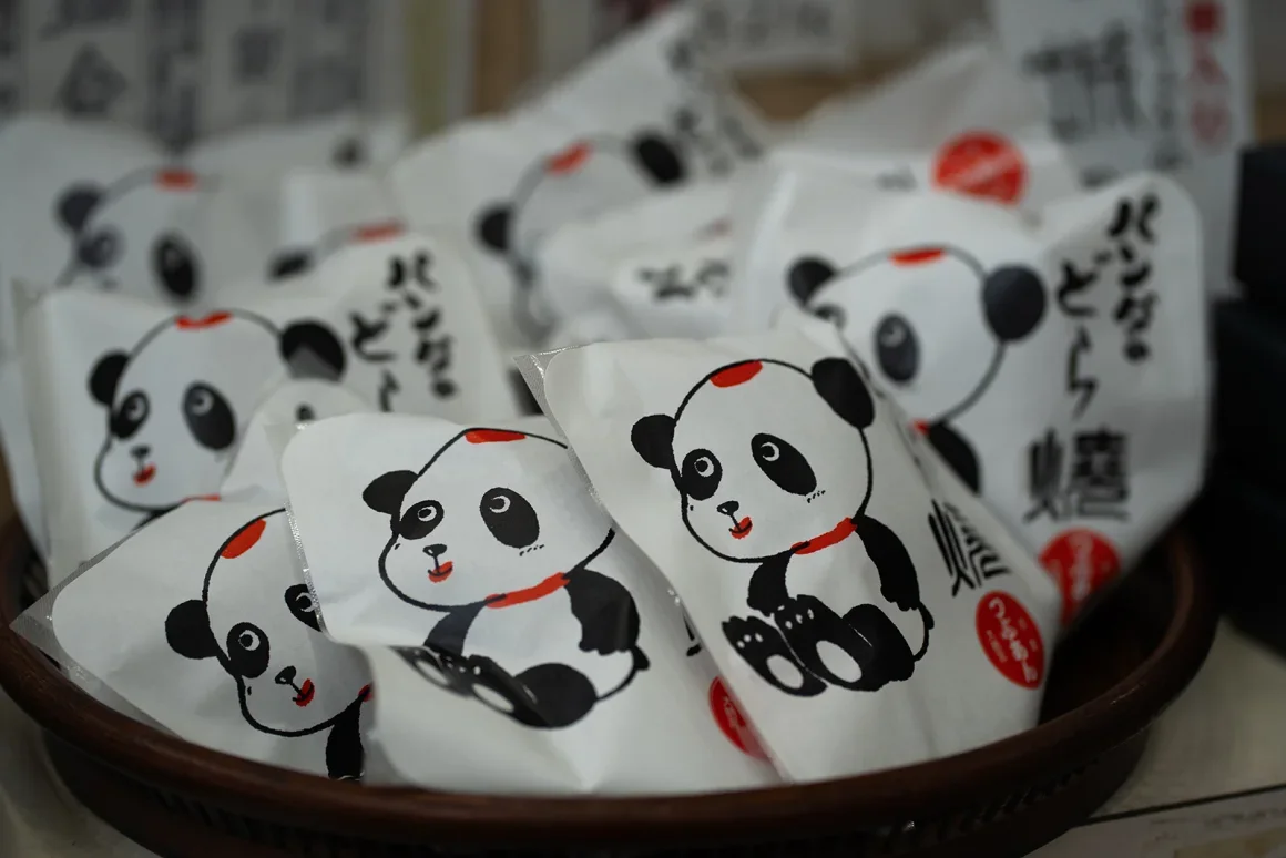 Las tiendas de recuerdos de toda la ciudad venden bocadillos con temática de panda. Yumi Asada/CNN