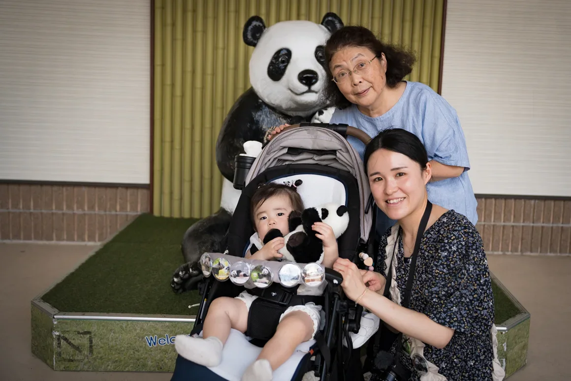 La abuela Mihoko Ninomiya visita a los pandas con su hija y su nieta. Yumi Asada/CNN