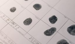 Contraloría detecta hasta 13 años de retraso en ingreso de huellas a registros de ADN: Apuntaron al SML