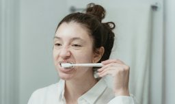 Sernac oficia a empresas de pastas dentales tras advertencia del ISP por efectos adversos del fluoruro de estaño