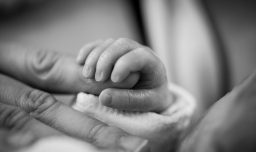 Para acompañar a bebés abandonados: ¿Cómo participar en el voluntariado de la Fundación Abrázame?