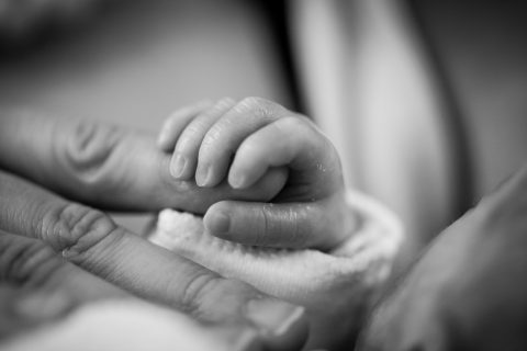 Para acompañar a bebés abandonados: ¿Cómo participar en el voluntariado de la Fundación Abrázame?