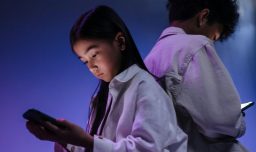 Guía para padres: ¿Cómo regular el uso de pantallas en niños y adolescentes?