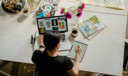 Experta en empleabilidad advierte que las mujeres siguen siendo castigadas en el mundo laboral solo por ser mujeres