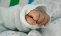 Municipalidad de Pudahuel anuncia querella por maltrato infantil tras caso de lactante en riesgo vital