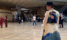 Artistas chilenas exhibieron traje de huasa en el Museo Louvre en París