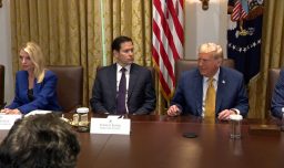 Donald Trump califica de "profanación" preguntas de la prensa sobre Jeffrey Epstein