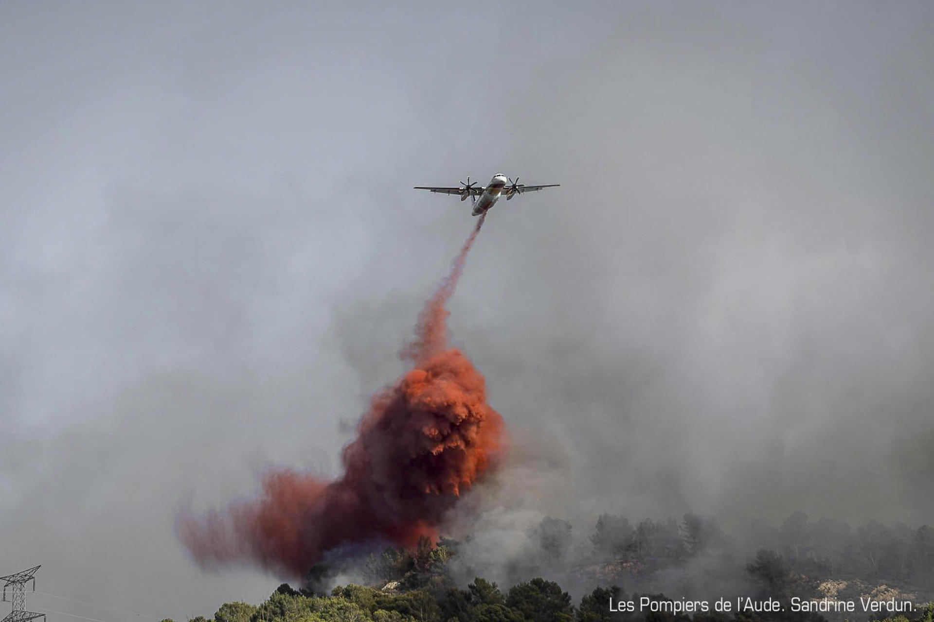 La autopista francesa A9 que va a la frontera española de La Jonquera se encuentra cortada esta mañana en los dos sentidos al norte de Perpiñán por el incendio que desde el martes ha quemado más de 11.000 hectáreas en el macizo de Corbières, al suroeste de la ciudad de Narbona. En la página web de Bison Futé, el servicio francés de información del tráfico se precisa que la autopista está cortada a la altura de Rivesaltes y que se han formado retenciones de dos kilómetros al sur de ese punto, pero también en la autopista A61, que va de Toulouse a Narbona.-EFE/Prefectura de Aude/ Bomberos de Aude